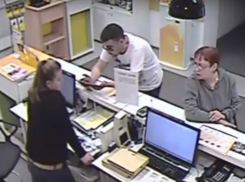 В Волгограде по видео ищут похитителя планшета в салоне сотовой связи