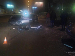 Из-за ямы в центре Волгограда Kia протаранила BMW X5: пассажир в больнице