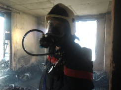 Выгоревшую дотла квартиру в волгоградской 16-этажке сняли на видео