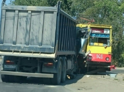 В Волжском грузовик протаранил трамвай с пассажирами 