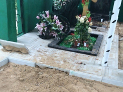 Неизвестные раскапывают могилы на кладбище Волгограда 