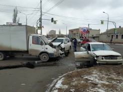 Два тройных ДТП в Волгограде попали на видео