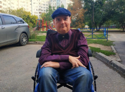 «В суд приходится всегда идти с заднего входа, где этапируют»: волгоградский юрист на инвалидной коляске о жизни среди любителей ступенек 