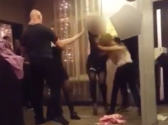 Драку мамы и дочери с крепкими охранниками в Волжском сняли на видео туристы из Италии 