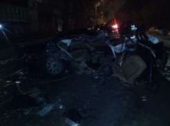 BMW врезалась в столб на огромной скорости в Волгограде