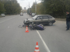 На юге Волгограда иномарка покалечила скутериста, а в центре пассажирка автобуса пробила голову (фот