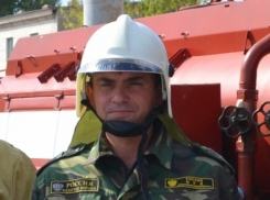 Пожарный-доброволец героически спас из горящего таунхауса под Волгоградом своего соседа