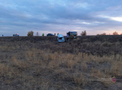 Водитель на LADA перевернулся в кювет на сельской дороге в Волгоградской области и погиб