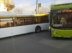 Автобусы «Питеравто» и ПАТП-7 столкнулись в центре Волгограда