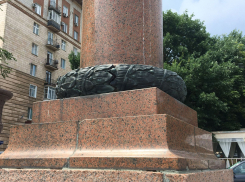 Гранитный венок треснул на центральной набережной Волгограда