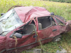 Под Волгоградом автоледи сломала позвоночник, вылетев в кювет