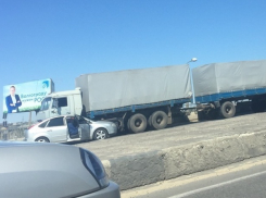 ДТП парализовало движение транспорта на 3-й Продольной в Волгограде