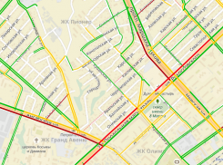 Вторая Продольная Волгограда встала в многокилометровую пробку