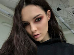 В трусах и с веером: певица из Волгограда показала «пикантную Китану»