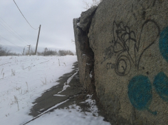 Камышане предупреждают главу города, что стенка путепровода может рухнуть ему на голову
