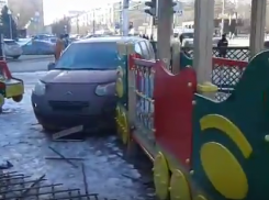 Женщина-водитель сбила в Волгограде пешехода и протаранила детскую площадку