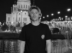 «Киркоров из-за вас петь перестанет»: поклонники вяло встретили хит сына Дубцовой со взрослой брюнеткой  