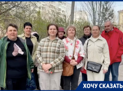 «В нашем доме детство провел Евгений Плющенко»: волгоградцы устроили народный сход на разбитой дороге 