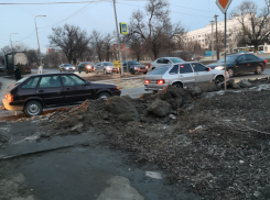 Дурно пахнущий лед появился напротив администрации в Волгограде