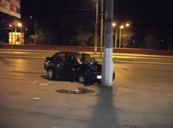 На севере Волгограда LADA протаранила световую опору: пострадали женщина и 2 детей