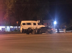 На севере Волгограда Mercedes протаранил заказную маршрутку