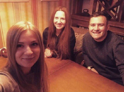 Ответственный за молодежь Волгограда субботу провел в компании сразу двух женщин