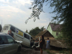 Маршрутка 1С протаранила жилой дом и Volkswagen в Волгограде