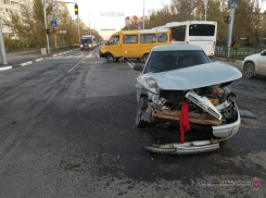 «Десятка» протаранила маршрутку в Волжском: двое пострадали
