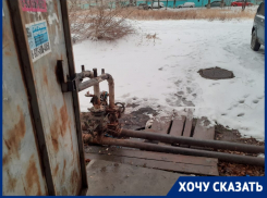 Волгоградцам приходится чинить аварийный трубопровод полиэтиленовыми пакетами