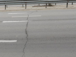 В Волгограде разваливается дорога, отремонтированная за 700 млн рублей, - общественник