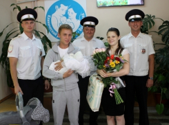  Родившую на посту молодую маму навестили в роддоме сотрудники ДПС Волгограда