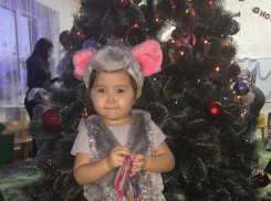 В костюме обаятельного мышонка  Алина Тажгалиева в конкурсе «Детский новогодний костюм-2020»