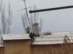 ﻿Опасные прогулки подростков по крышам Волгограда попали на видео
