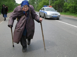 Попытка перебежать дорогу перед автобусом закончилась для 80-летней волгоградки больницей