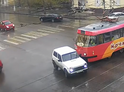 Непредсказуемая авария «Нивы» с трамваем попала на видео в Волгограде