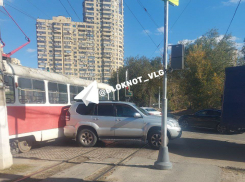 Пять трамваев изменили маршрут из-за ДТП в Волгограде