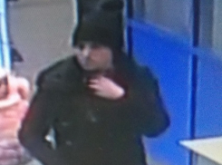 Посетительница в оживленном гипермаркете Волгограда похитила сотовый телефон