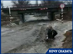 Ливневые потоки затопили Волгоградскую область: реки посреди дорог сняли на видео
