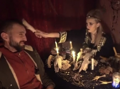 Блондинка-экстрасенс лечит куриной лапкой молодого парня