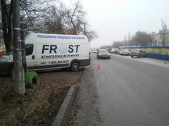 На юге Волгограда водитель Mercedes-Benz влетел в трубопровод