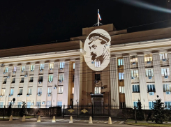 Светящийся портрет Феликса Дзержинского появился в центре Волгограда