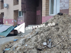 «Куда нам мотаться на поздних сроках?»: будущих мам возмутила разруха вокруг Центра планирования семьи в Волгограде