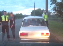 15-летний парень с друзьями собирал ливневки с дорог Волгограда на металл: видео