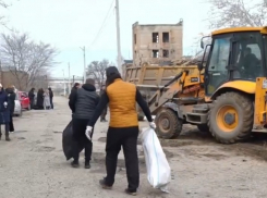 Два КАМАЗа с мусором выгребли из собачьего приюта волгоградцы - видео