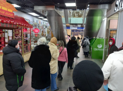 «Выкидывают людей на улицу»: волгоградцы выстроились очередями в Сбербанке