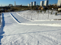 Сильный снегопад засыпает горки в волгоградском ЦПКиО