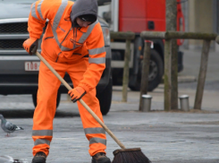 Почти две тысячи дворников обрабатывают скользкие дворы Волгограда от наледи