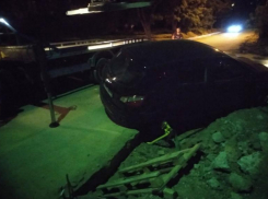 Из ямы в Волжском кроссовер вытаскивали при помощи эвакуатора