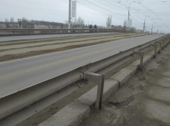 На невидимые работы на закрытом мосту пожаловались волгоградцы