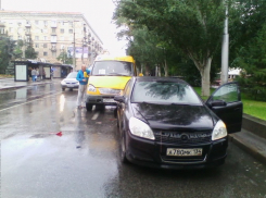В Волгограде в ДТП с маршруткой пострадала беременная девушка